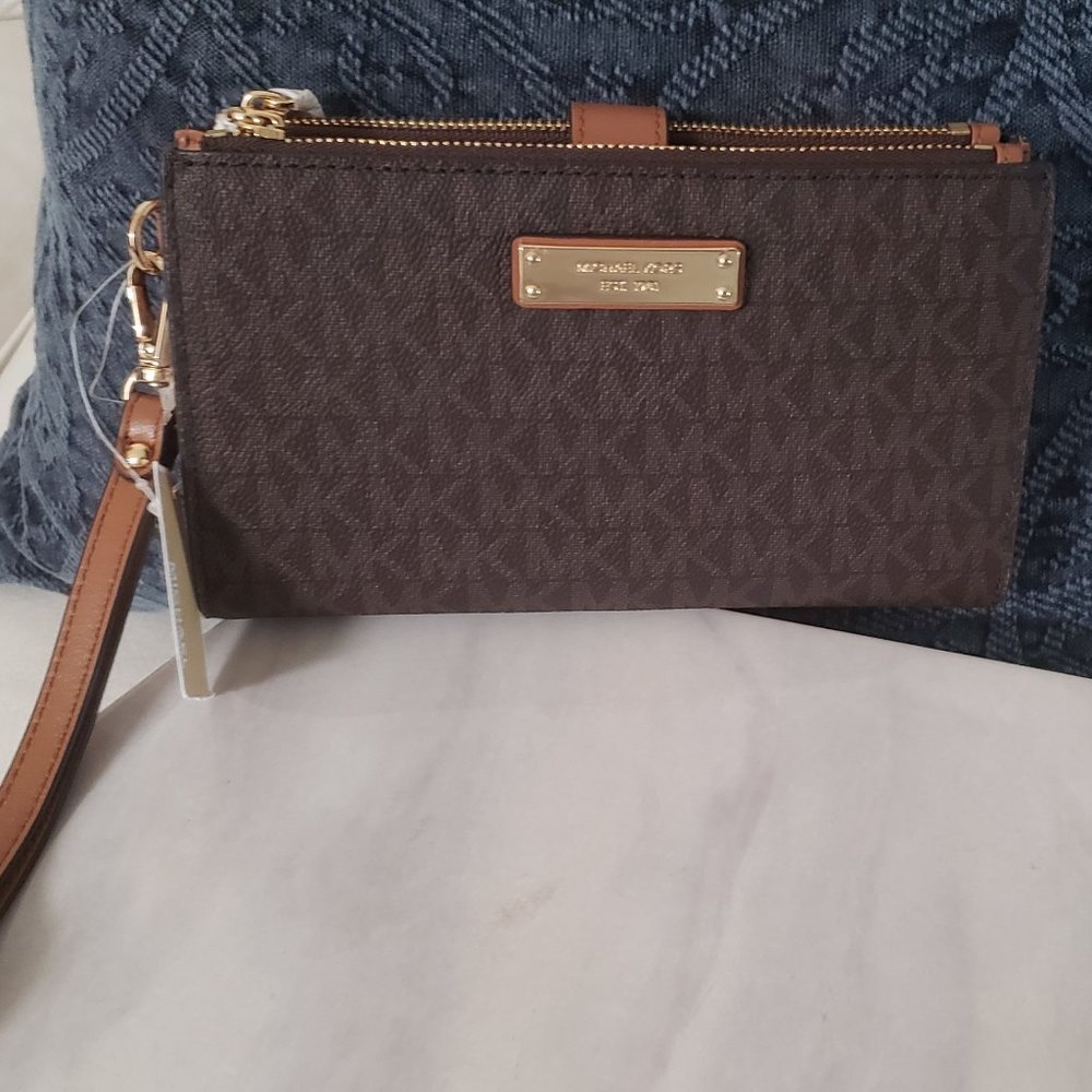 Michael  Kors Wrislet Wallet